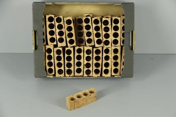 Cork Object 4 Holes - Decoratiemateriaal (h%) 1 Cork Object 4 Holes - Decoratiemateriaal (h%)